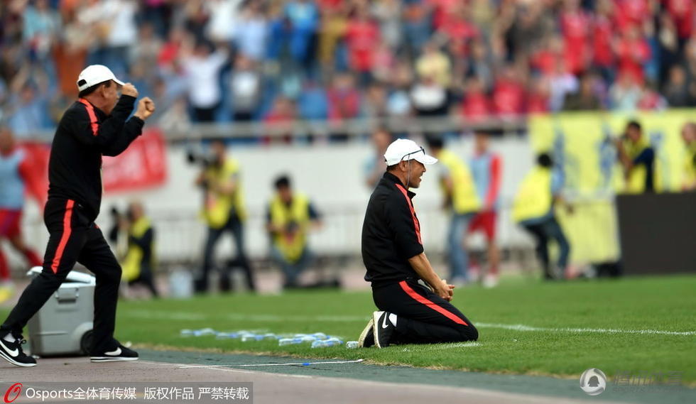 张外龙跪地庆祝胜利 恒大难掩失利落寞