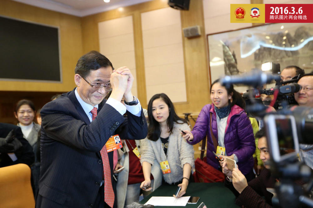 2016两会图片精选:白岩松在想啥?