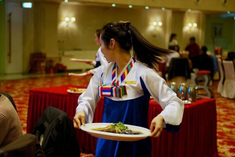 揭秘朝鲜餐厅女服务员：中文流利 能歌善舞 老外看呆（图） - 12