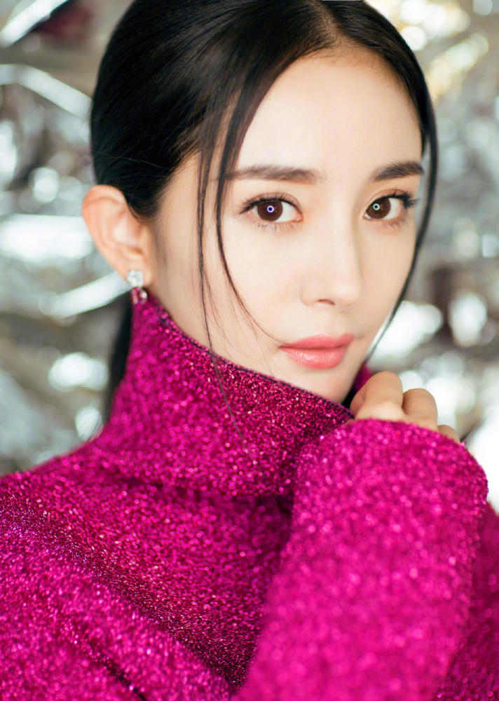 点赞!杨幂这套玫红色高领毛衣太美了吧