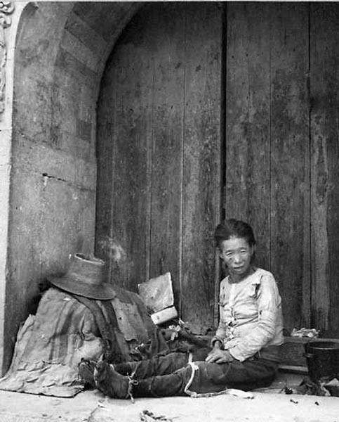 苦难的生活难以想象:直击老照片中旧中国的乞丐