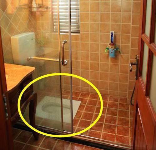 头一次见淋浴房里装蹲坑,我骂老公脑子进水,入