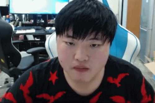选手在休战期都会在各大网络平台直播,在役的选手大家比较了解的有uzi