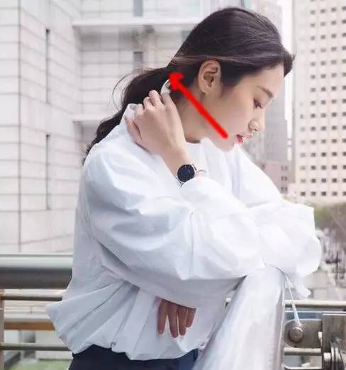 显脸小 气质都加分!仙女气倍增的慵懒系低马尾扎法!