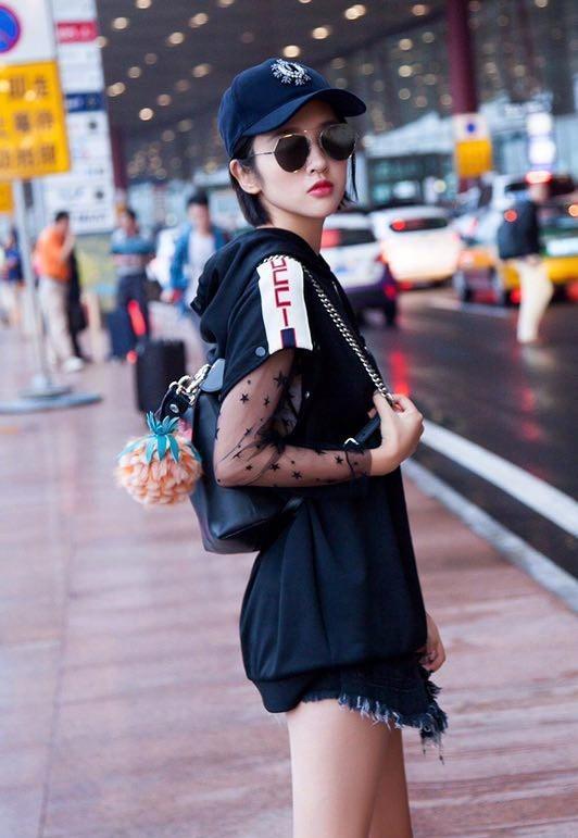 李小璐学唐艺昕下衣失踪狂扮嫩,不料被唐艺昕