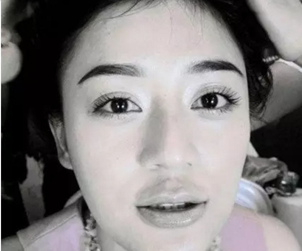 马甲线女神人设崩了？袁姗姗未经ps照片竟然变成僵尸脸？