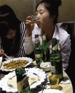 爆笑gif:这是发生了什么开心的事情吗?怎么走路的步伐这么的奇怪