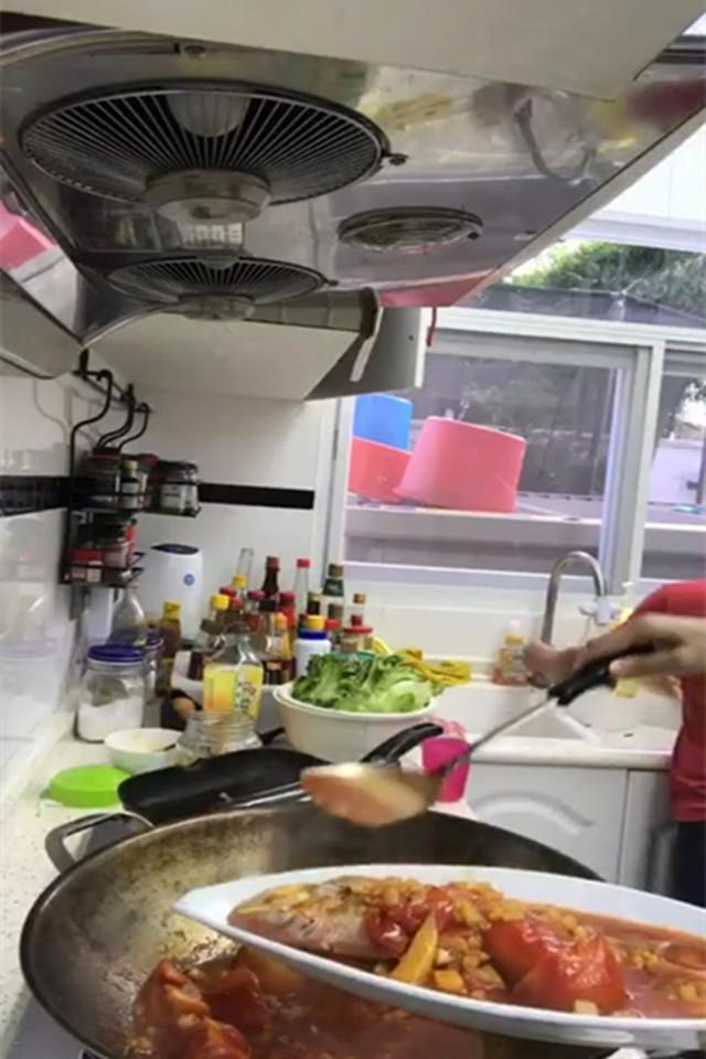张柏芝居然这么会做饭，比中餐厅赵薇厉害多了