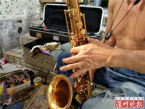 深圳修鞋匠身居闹市不忘音乐梦 活成自己喜欢