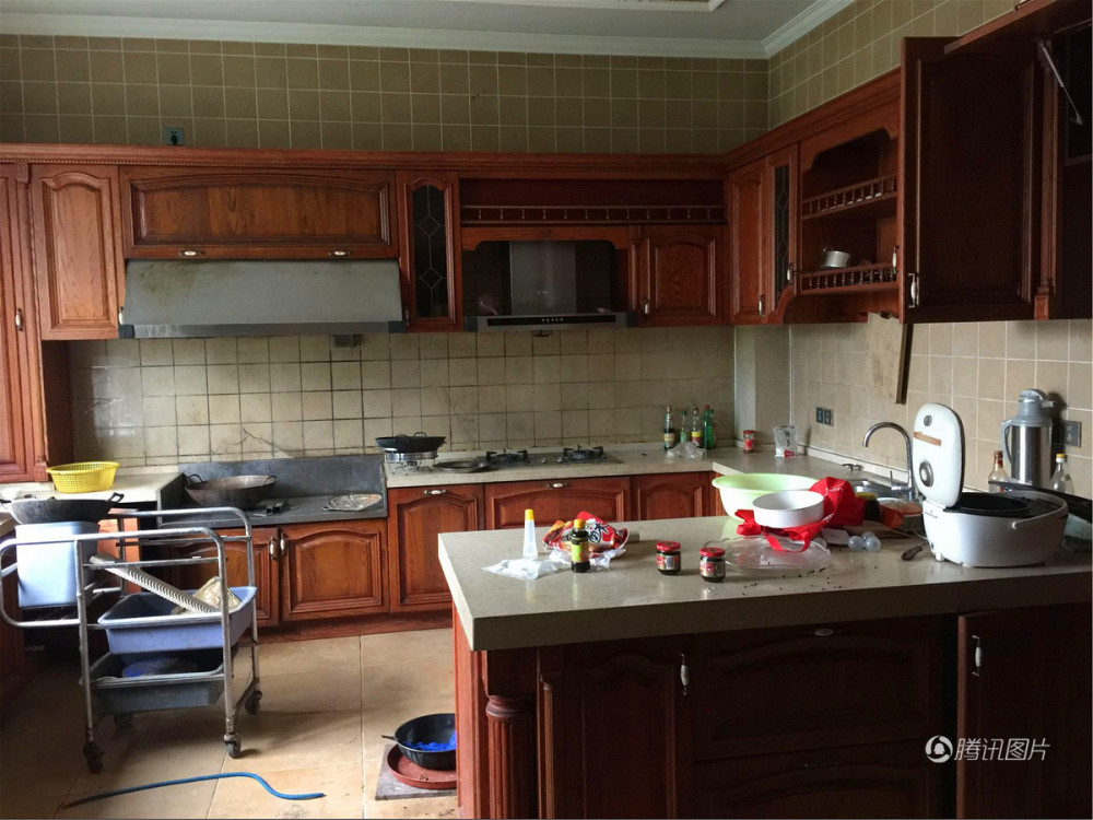 中国老赖欠5亿却住千万豪宅 家里茅台一堆奢华至极(组图) - 7