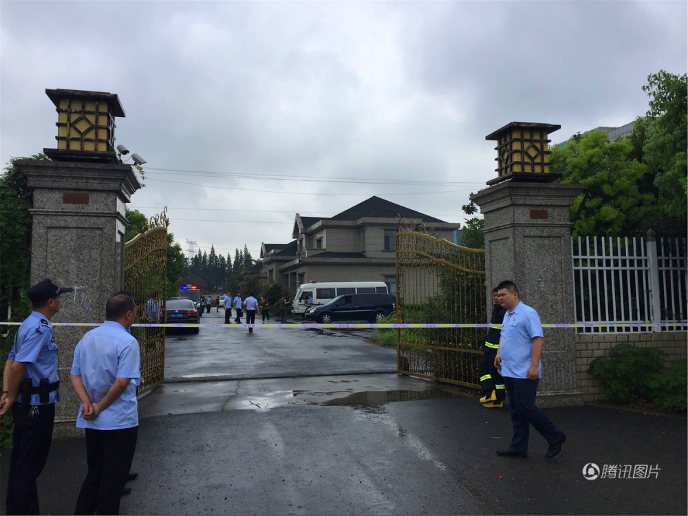 中国老赖欠5亿却住千万豪宅 家里茅台一堆奢华至极(组图) - 8