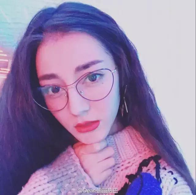 迪丽热巴美照上热搜!摸唇杀烟熏妆,没想到你是