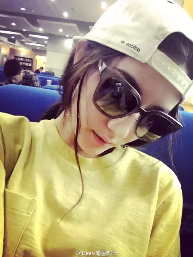 迪丽热巴美照上热搜!摸唇杀烟熏妆,没想到你是