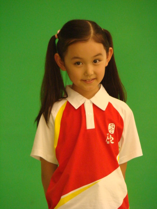 蒋依依2001年出生于北京,2007年就出演了她的首部电视剧,之后作品不断