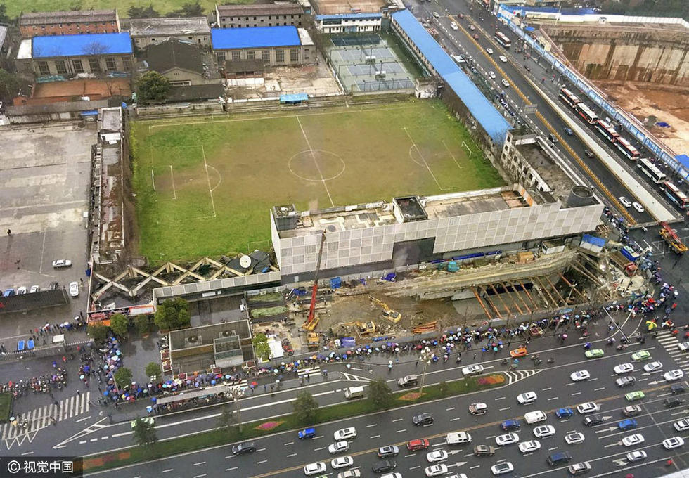 CBA四川球迷通宵排队买票 打牌消遣_学生时代