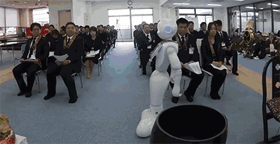 情到深处时还会适时鞠躬.可以说非常专业了!