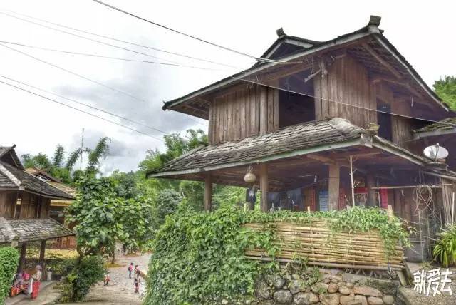一路蜿蜒,汽车在距澜沧县城50 多公里的拉祜族山寨门口停下.