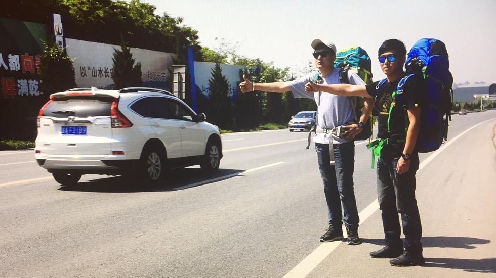 西安俩小伙搭车旅行15000公里 一路向西去罗