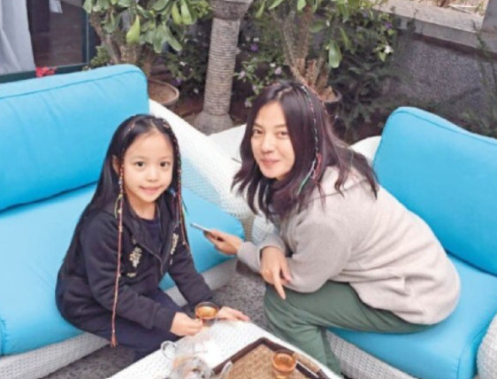 赵薇派保姆车送女儿开学 “小四月”长发及腰外形标致 女神范儿十足 - 1
