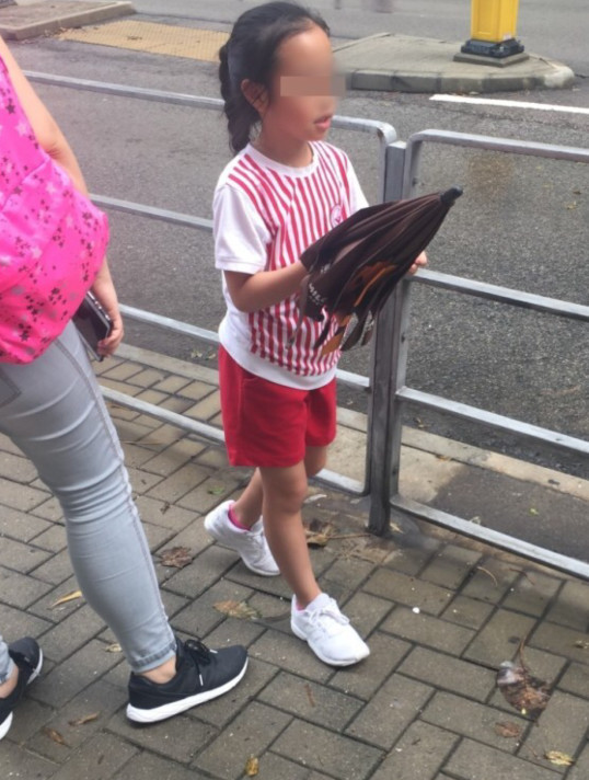 赵薇派保姆车送女儿开学 “小四月”长发及腰外形标致 女神范儿十足 - 5