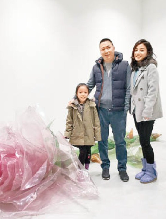 赵薇派保姆车送女儿开学 “小四月”长发及腰外形标致 女神范儿十足 - 8
