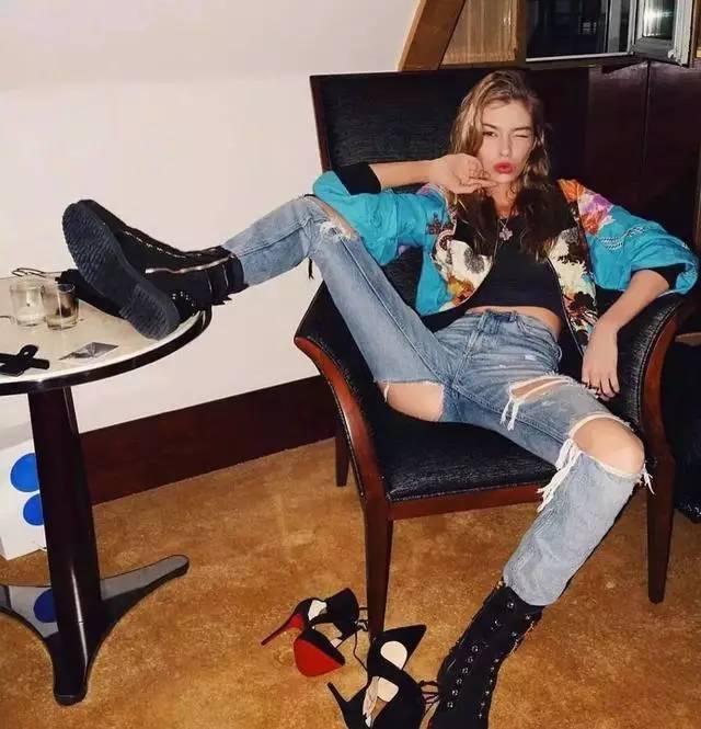 新式破洞穿法,倪妮这个秀臀线穿法果然高招!