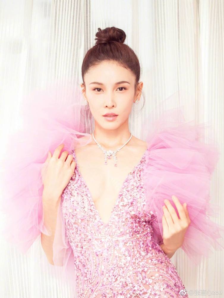 31岁的她曾是国家运动员！被成龙力捧 成为性感女神