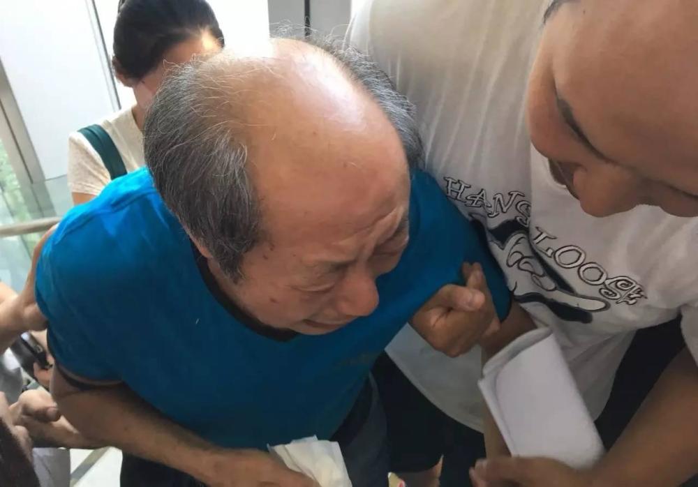 多名老人房产被骗后：亲人受刺激去世 有儿子打亲爹