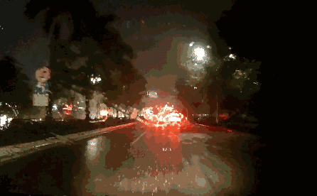 雨天开车确保安全,大家要牢记: 降速,控距,亮尾