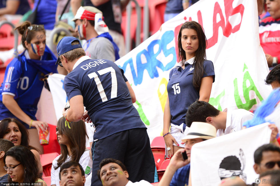 法国VS尼日利亚 法国性感太太团观战