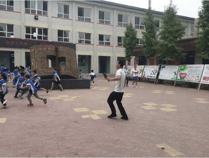 保定一小学开展校园反暴恐事件演练_大燕网河