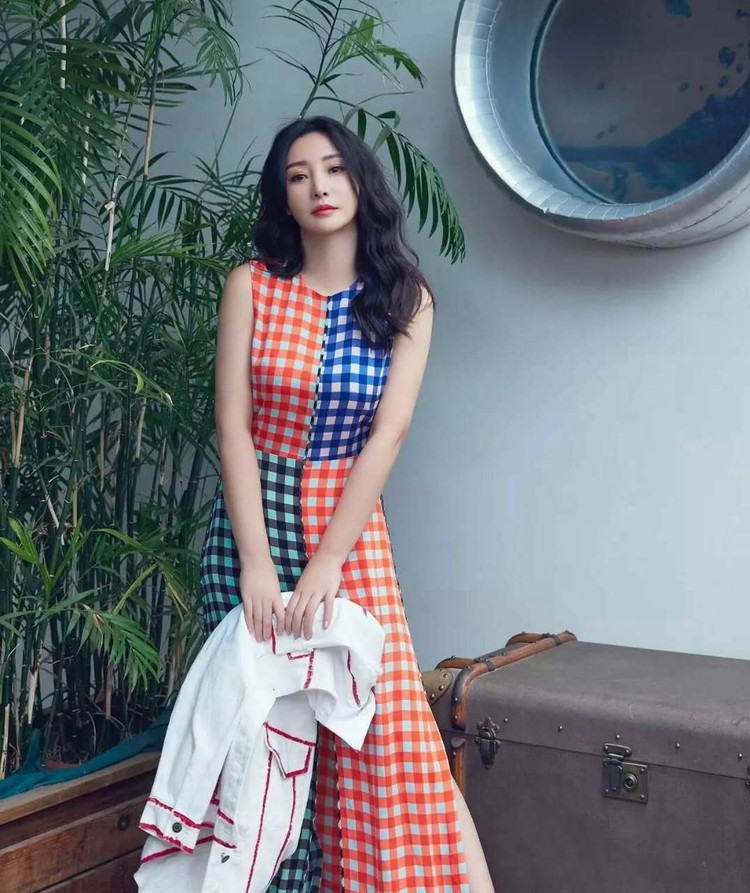 柳岩出席活动,一身V领低胸裙尽显好身材