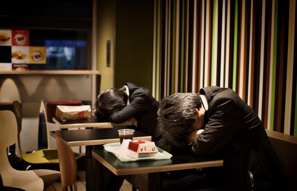 实拍日本东京下班的一幕,匆忙的生活节奏已让年轻人疲惫不堪