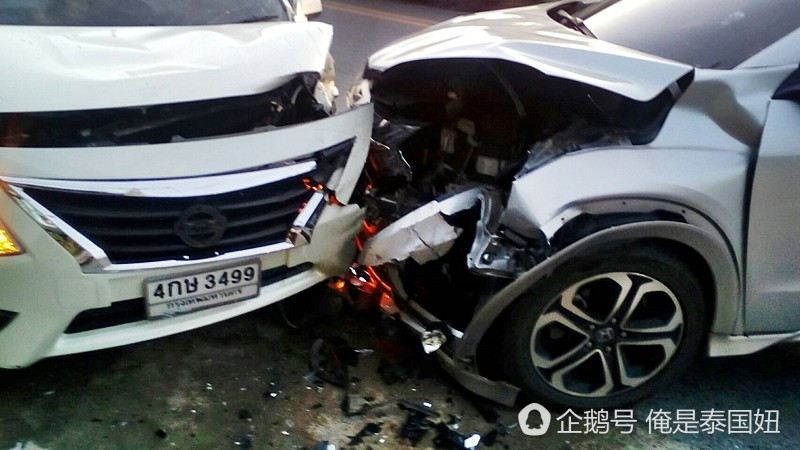 中国游客在泰国租车自驾游发生事故，现场一片狼藉（组图） - 5