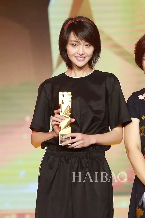 杨紫变身短发星人居然撞脸闺蜜郑爽?原来会打