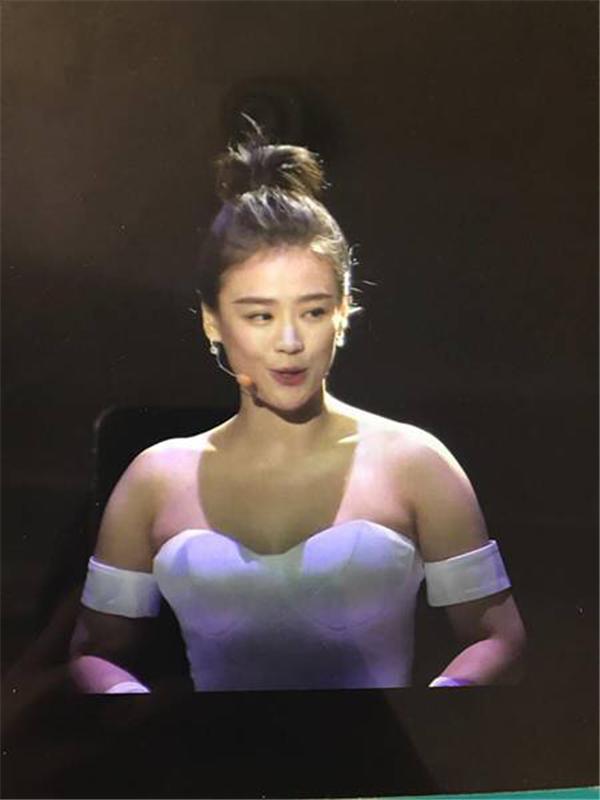 这件裙子要是换上未变胖之前的马思纯穿上肯定又是一个仙女了,而如今