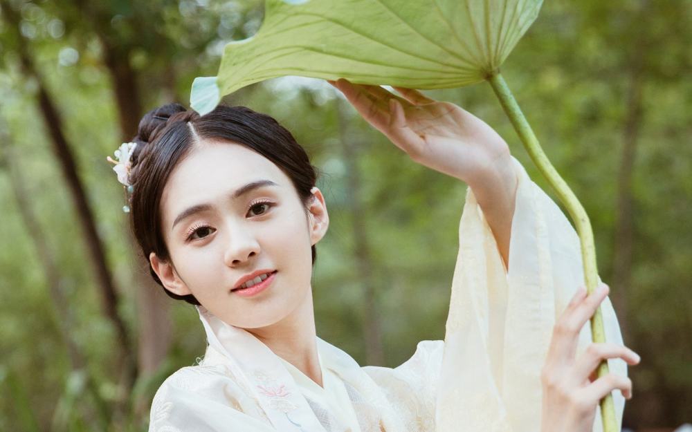 一度被网友怀疑中日混血的她,又是一枚娱乐圈的男神收割机。