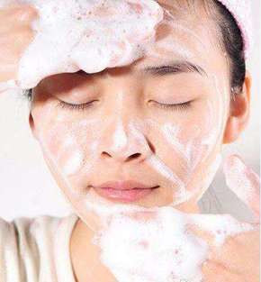 女子尝试一月不洗脸，结果变成了这样！