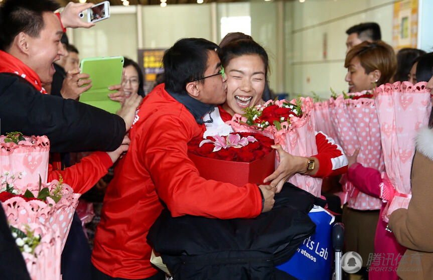 中国女足凯旋!男球迷强吻古雅沙