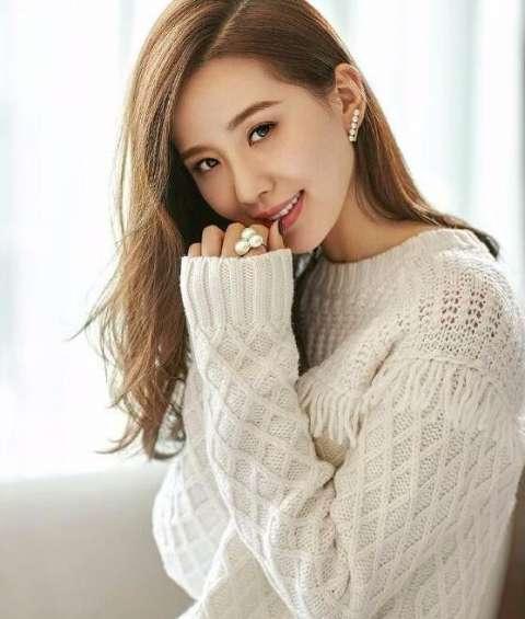 以温婉娴静的气质,端庄大方的旗袍扮相诠释了不少民国女子. 刘诗诗