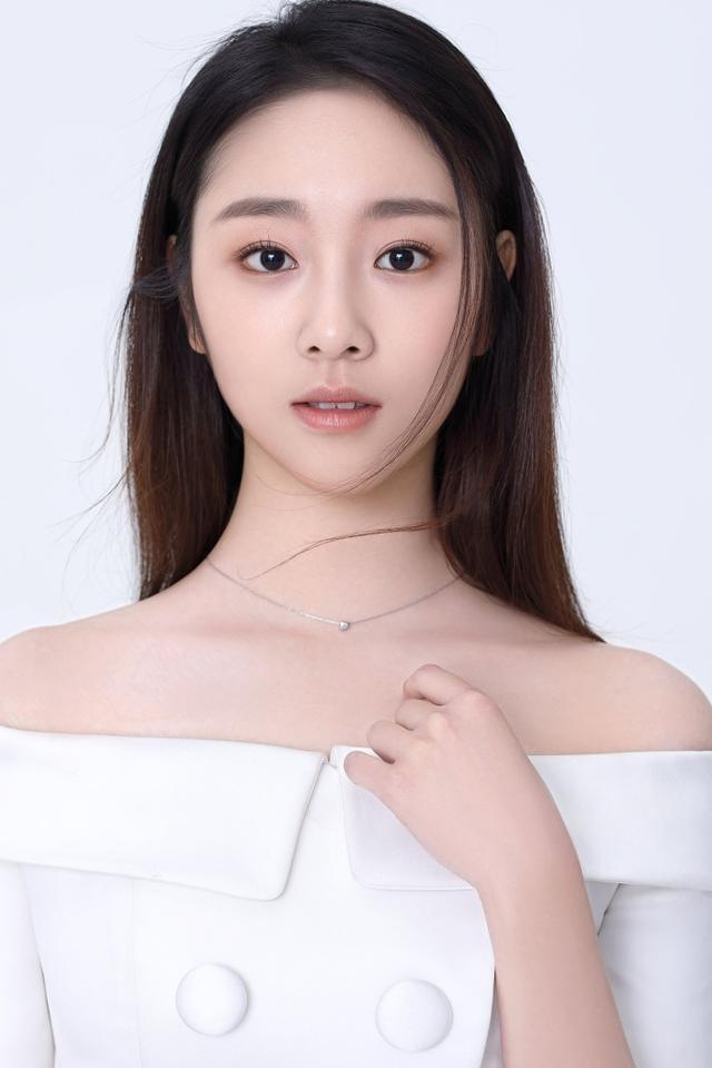 杨幂经纪公司新签艺人撞脸景甜,未出道就是作