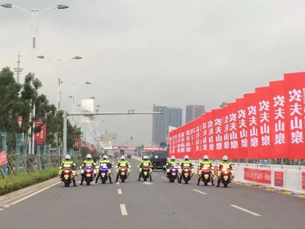 昆马邂逅大雨,跑者风雨无阻依然激情如初,画面