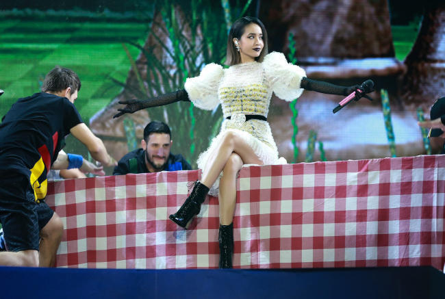 蔡依林透视裙勾勒曲线 扭腰展诱惑