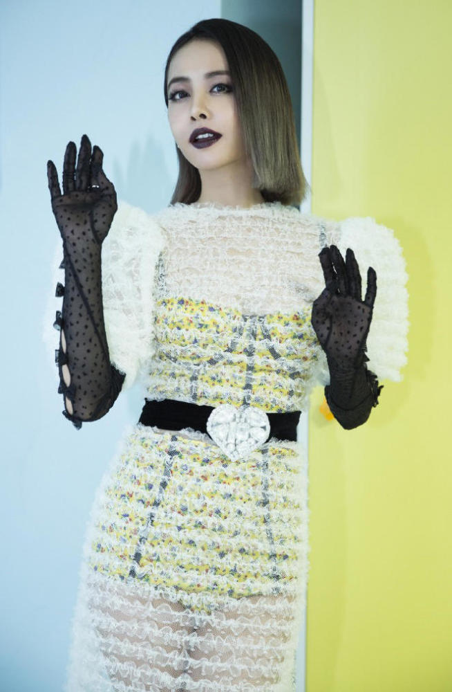 蔡依林透视裙勾勒曲线 扭腰展诱惑