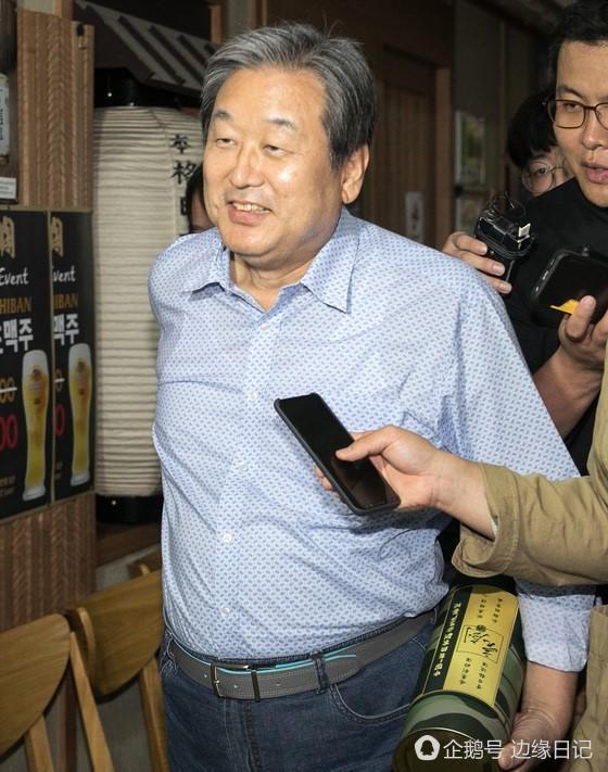 辣眼睛！韩国两名男性国会议员为示团结当众接吻（组图） - 2