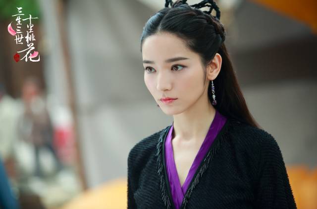 杨幂小师妹撞脸钟楚红,有林青霞同款美人沟