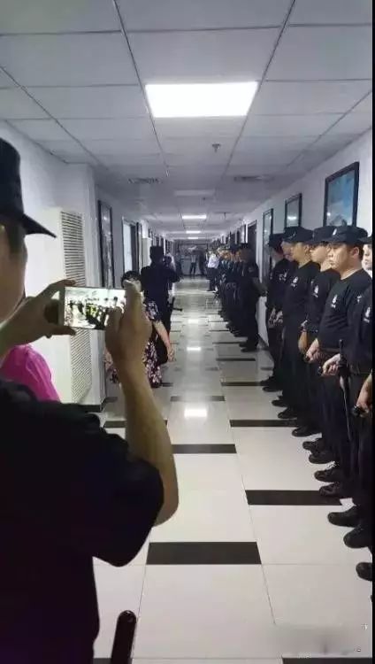 燕郊警方在裕泰紡織工業(yè)園內(nèi)查獲大量傳銷(xiāo)人員！