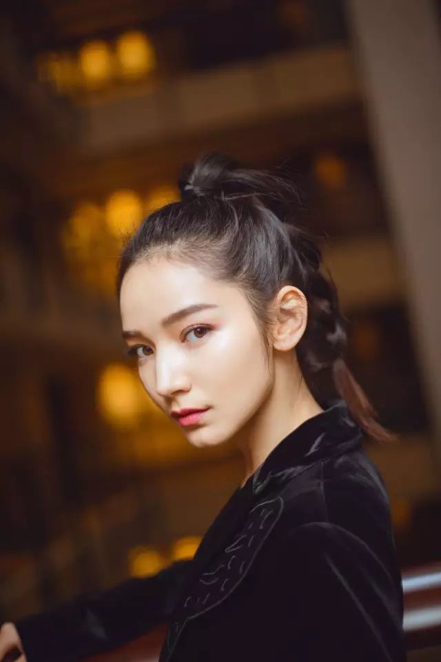 杨幂小师妹撞脸钟楚红,有林青霞同款美人沟