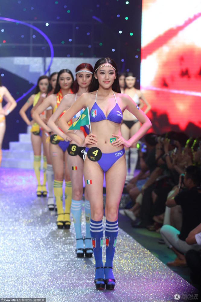 嫩模性感角逐 着世界杯元素比基尼走秀