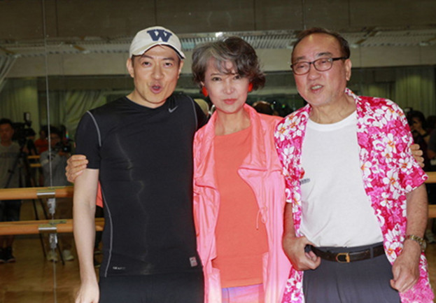 70岁的苗翠花萧芳芳近照,满头白发,网友:比刘